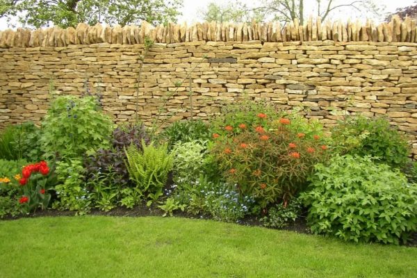 Bir bahçe duvarı inşa et