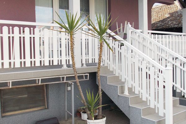 Korkulukları terasa yerleştirin