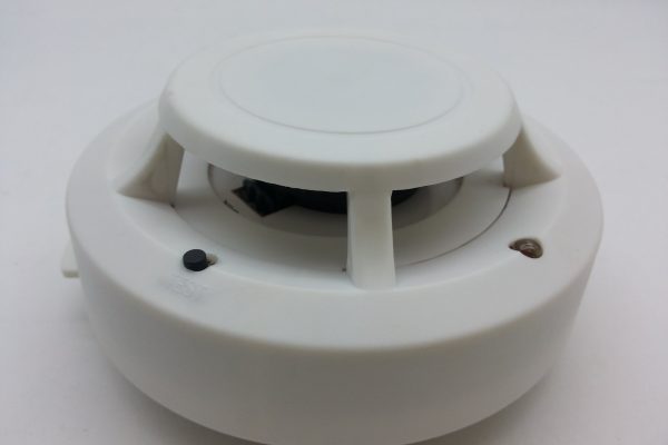 Bir duman dedektörü kurun