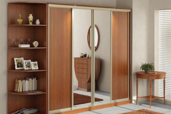 Büyük bir gardırobun saklanması