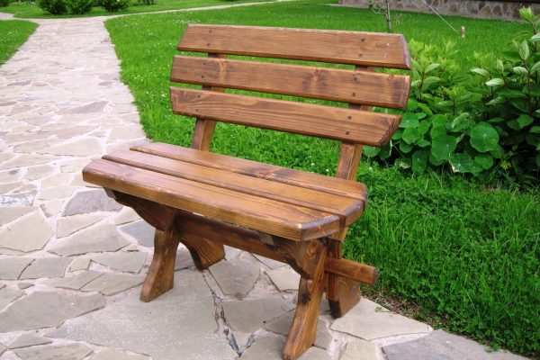 Ahşap bir bank boyamak