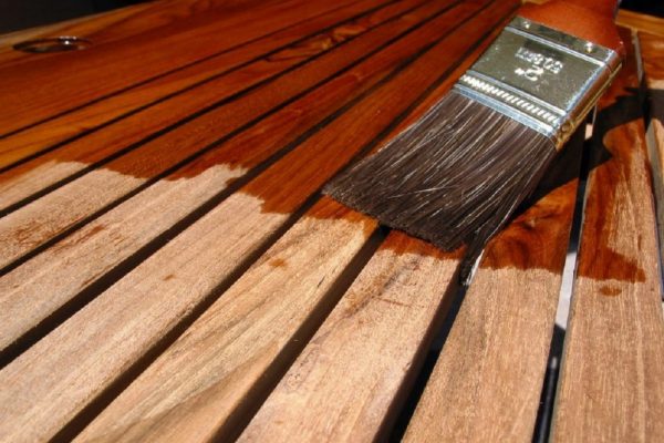 Ahşap nesnelerin verniklenmesi