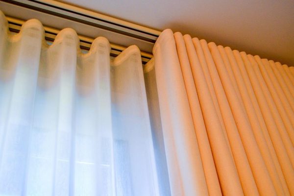 Perde raylarının montajı